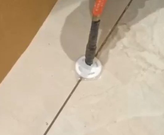 景县瓷砖空鼓维修公司专业解答瓷砖在铺贴过程中，如果没有涂抹均匀到位的粘结材料（如水泥砂浆或瓷砖胶），可能会导致以下问题