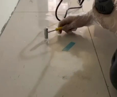景县瓷砖开裂维修公司专业分享瓷砖在铺贴前如果没有沥干水分，将会导致以下问题